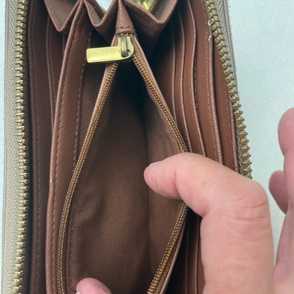 Fossil large silverish gold leather wristlet wallet - Picture 12 of 13